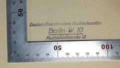 - (Deutsch-Französisches Studienkomitee), Stempel: Name, Berufsangabe/Titel/Branche, Ortsangabe; 'Deutsch-Französisches Studienkomitee Berlin W. 10, Matthäikirchstr. 12'. 