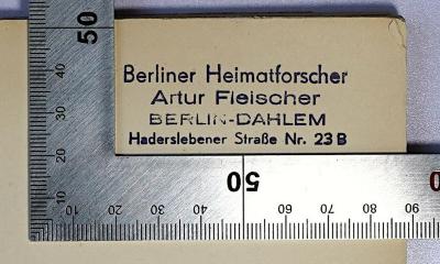 L 135b : Die Berliner Zeitungen bis zur Regierung Friedrichs des Großen (1904);- (Fleischer, Artur), Stempel: Name, Berufsangabe/Titel/Branche, Ortsangabe; 'Berliner Heimatforscher Artur Fleischer Berlin-Dahlem Haderslebener Straße Nr. 23 B'. 