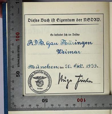 F 132 : Das politische Plakat (1939);- (Fischer, Hugo),  Exlibris, Berufsangabe/Titel/Branche, Autogramm, Name, Datum'Dieses Buch ist Eigentum der NSDAP. Es befindet sich im Besitze RDB. Gau Thüringen Weimar
München, den 20. Okt. 1939. Hugo Fischer'. 