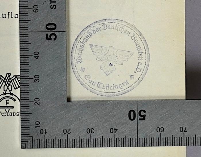 F 132 : Das politische Plakat (1939);- (Reichsbund der Deutschen Beamten ), Stempel: Name, Berufsangabe/Titel/Branche, Ortsangabe; 'Reichsbund der Deutschen Beamten e.V. Gau Thüringen'. 