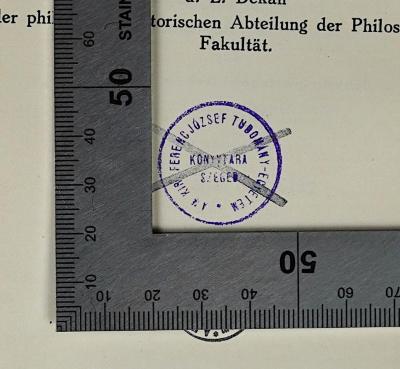 L 497 : Die Suaheli-Zeitungen und -Zeitschriften in Deutsch-Ostafrika (1929);- (Szegedi Tudományegyetem (Universität der Wissenschaften Szeged)), Stempel: Name, Berufsangabe/Titel/Branche, Ortsangabe; 'A. M. Kir. Ferenc József Tudomany-Egyetem Könyvtara Szeged'.  (Prototyp)