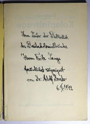 L 477 : Die deutschen Kolonien und die Presse (1942);- (Lange, Fritz;Dresler, Adolf), Von Hand: Widmung, Name, Datum; 'Dem Leiter der Bibliothek des Reichskolonialbundes Herrn Fritz Lange freundlichst zugeeignet von Dr. Adolf Dresler 6.II.1942'. 