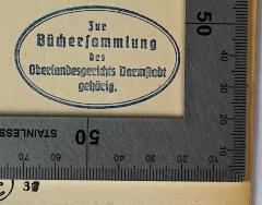 -, Stempel: Berufsangabe/Titel/Branche, Ortsangabe; 'Zur Büchersammlung des Oberlandesgerichts Darmstadt gehörig.'