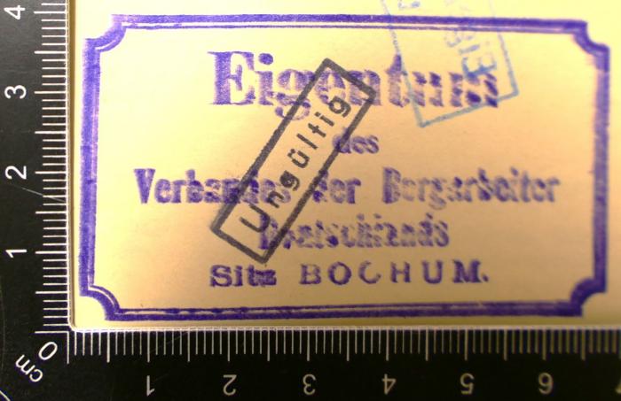 - (Verband der Bergbauindustriearbeiter Deutschlands), Stempel: Name, Berufsangabe/Titel/Branche, Ortsangabe; 'Eigentum
des
Verbandes der Bergarbeiter 
Deutschlands
Sitz Bochum.'.  (Prototyp)