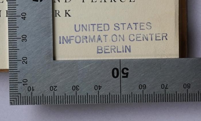 - (United States Information Center Berlin), Stempel: Name, Ortsangabe; 'United States Information Center Berlin'.  (Prototyp);F 86 : About People (1939)