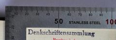 - (Hamburgisches Welt-Wirtschafts-Archiv. Bibliothek), Stempel: Notiz; 'Denkschriftensammlung'. 