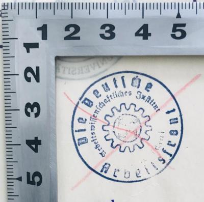 - (Deutsche Arbeitsfront. Arbeitswissenschaftliches Institut Zentralbücherei), Stempel: Name, , ; 'Die Deutsche Arbeitsfront
Arbeitswissenschaftliches Institut
Zentralbücherei'.  (Prototyp)
