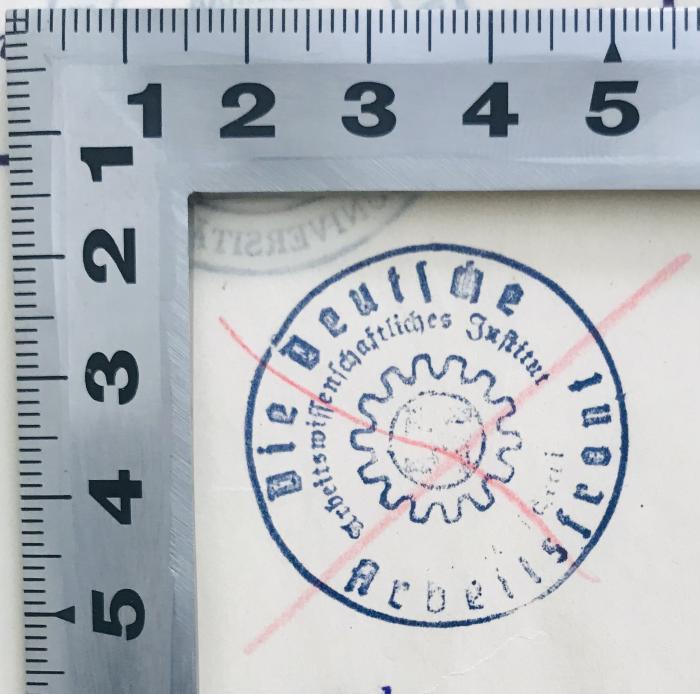 - (Deutsche Arbeitsfront. Arbeitswissenschaftliches Institut Zentralbücherei), Stempel: Name, , ; 'Die Deutsche Arbeitsfront
Arbeitswissenschaftliches Institut
Zentralbücherei'.  (Prototyp)