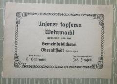 - (Gemeindebücherei (Oberaltstadt);Deutsches Reich. Wehrmacht), Etikett: Besitzwechsel: Schenkung, Berufsangabe/Titel/Branche, Name, Ortsangabe; 'Unserer tapferen Wehrmacht gewidmet von der Gemeindebücherei Oberaltstadt Sudetengau

Der Buchwart: G. Hoffmann
Der Bürgermeister: Joh. Jirasek'.  (Prototyp)