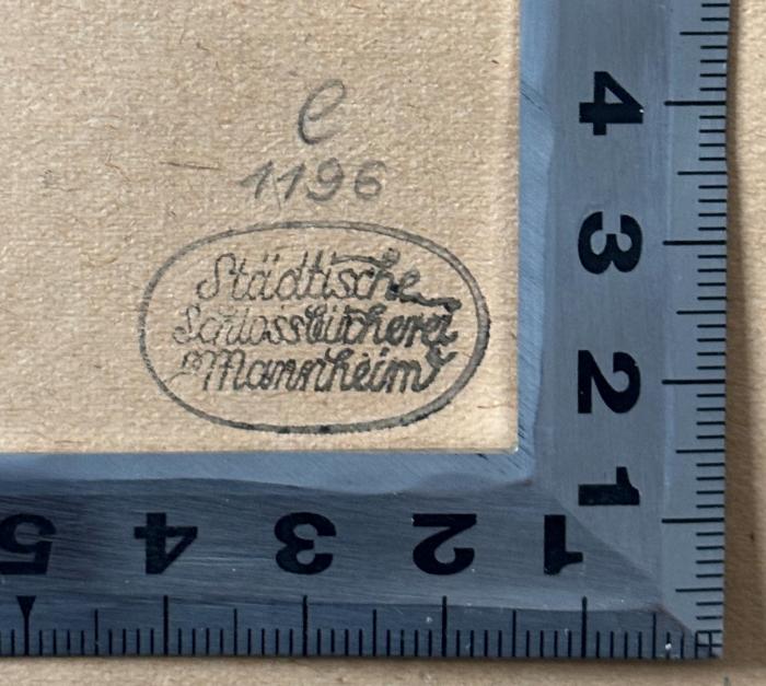 - (Städtische Schlossbücherei Mannheim), Stempel: Berufsangabe/Titel/Branche, Nummer; 'Städtische Schlossbücherei Mannheim
C 1196'. 