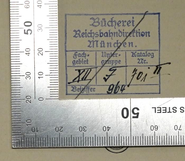 D 54 Wir : Wir zogen gegen Polen. Kriegserinnerungswerk des VII. Armeekorps (1940);- (Reichsbahndirektion München), Stempel: Berufsangabe/Titel/Branche, Signatur, Nummer, Ortsangabe; 'Bücherei Reichsbahndirektion München [Fachgebiet ... Untergruppe ... Katalognr. ... Beiziffer ...]'.  (Prototyp)