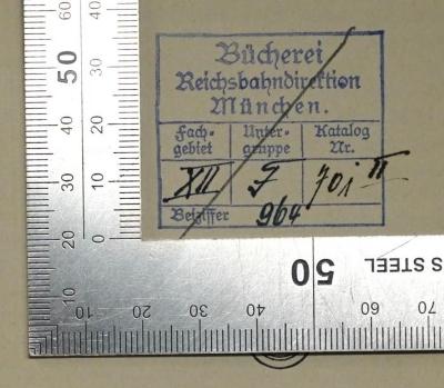 D 54 Wir : Wir zogen gegen Polen. Kriegserinnerungswerk des VII. Armeekorps (1940);- (Reichsbahndirektion München), Stempel: Berufsangabe/Titel/Branche, Signatur, Nummer, Ortsangabe; 'Bücherei Reichsbahndirektion München [Fachgebiet ... Untergruppe ... Katalognr. ... Beiziffer ...]'.  (Prototyp)