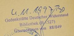 - (Gedenkstätte Deutscher Widerstand. Bibliothek), Stempel: Name; 'Gedenkstätte Deutscher Widerstand Bibliothek (B 1527) Übernommen von [88/849]'.  (Prototyp)