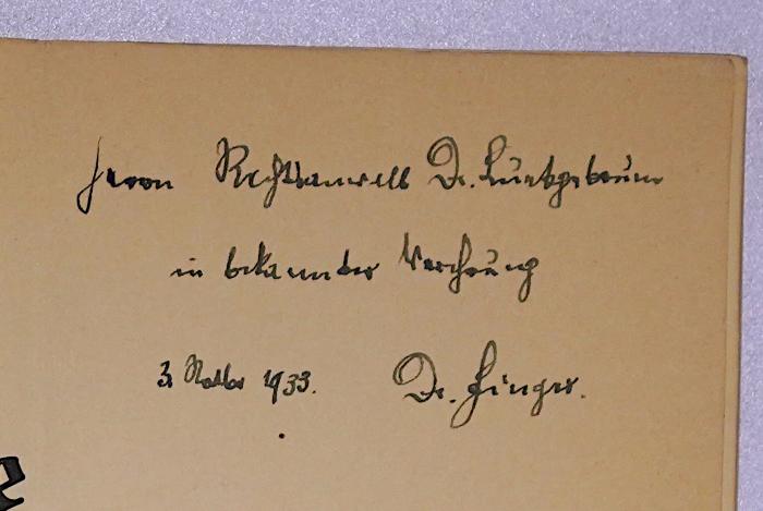 D 08 Jus : Die Justiz gegen die Sudetendeutschen (1933);- (Finger, August), Von Hand: Widmung, Name, Datum; 'Herrn Rechtsanwalt Dr. [Luitger Baum] in bekannter Verehrung 3.[Novmeber?] 1933 Dr. Finger.'. 