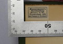 - (Hannemann's Buchhandlung und Antiquariat Berlin), Etikett: Buchhändler; 'Hannemann's Buchhandlung Berlin S.W. Friedrichstr. 208 zw. Zimmer- & Kochstr.'.  (Prototyp)