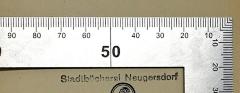 - (Stadtbücherei Neugersdorf), Stempel: Berufsangabe/Titel/Branche, Name, Ortsangabe; 'Stadtbücherei Neugersdorf'. 