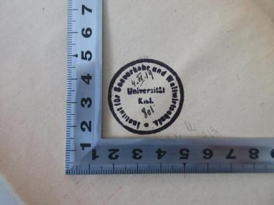 - (Institut für Seeverkehr und Weltwirtschaft Universität Kiel ), Stempel: Berufsangabe/Titel/Branche, Ortsangabe; 'Universität Kiel 
Institut für Seeverkehr und Weltwirtschaft'.  (Prototyp)