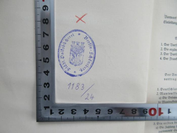 - (Städtische Volksbücherei Berlin-Schöneberg), Stempel: Berufsangabe/Titel/Branche, Wappen, Nummer; 'Städtische Volksbücherei Berlin-Schöneberg 
1183/24'. 