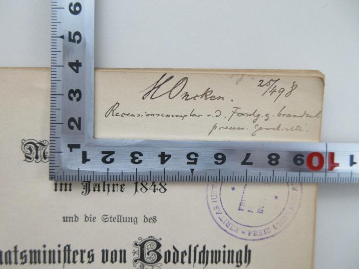 - (Oncken, Hermann), Von Hand: Notiz, Name, Nummer; 'H. Oncken  25/498 
Rezensionsexemplar v. d. Forschg. g.  brandenb. preuss. Geschichte.'. 