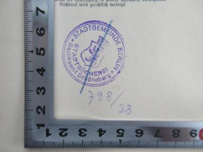 - (Stadtbücherei (Schöneberg, Berlin)), Stempel: Berufsangabe/Titel/Branche, Ortsangabe, Nummer; 'Stadtbücherei Bezirksamt Schöneberg Stadtgemeinde Berlin
798/28'. 