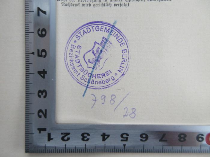- (Stadtbücherei (Schöneberg, Berlin)), Stempel: Berufsangabe/Titel/Branche, Ortsangabe, Nummer; 'Stadtbücherei Bezirksamt Schöneberg Stadtgemeinde Berlin
798/28'. 