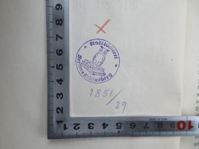 - (Stadtbücherei (Schöneberg, Berlin)), Stempel: Berufsangabe/Titel/Branche, Ortsangabe, Nummer; 'Stadtbücherei Berlin-Schöneberg 
1851/29'. 