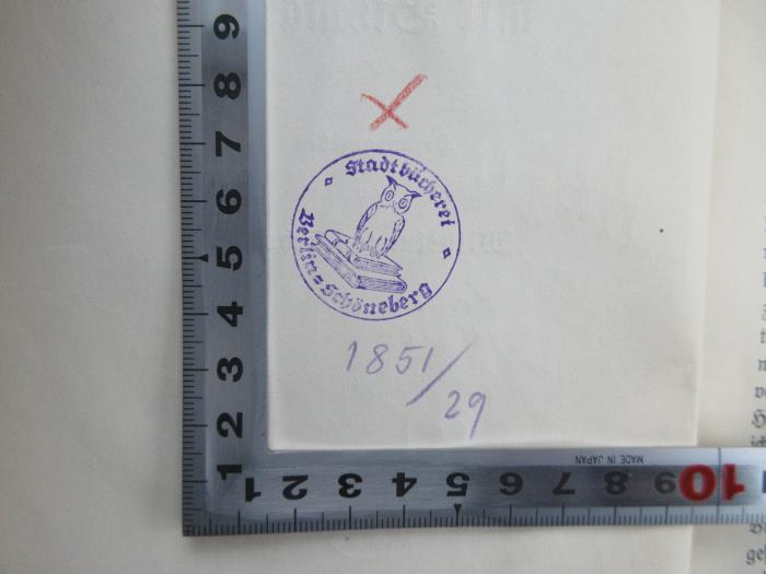 - (Stadtbücherei (Schöneberg, Berlin)), Stempel: Berufsangabe/Titel/Branche, Ortsangabe, Nummer; 'Stadtbücherei Berlin-Schöneberg 
1851/29'. 