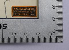 - (Max Nössler & Co. (Shanghai)), Etikett: Buchhändler, Name, Ortsangabe; 'Max Noessler & Co Buchhandlung Shanghai'. 