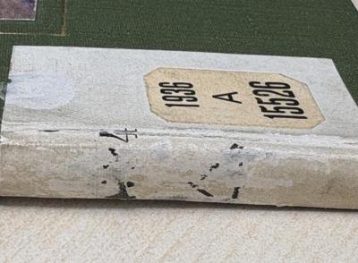 - (Arbeiter-Turn- und Sportschule), Stempel: Signatur; '[...] 4 
[...] [Dreieck?] '. 