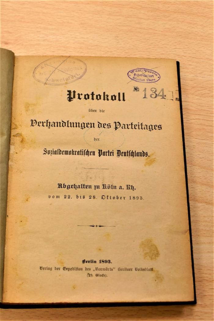 09 08 0840 : Sozialdemokratische Partei Deutschlands : Protokoll über die Verhandlungen des Parteitages der Sozialdemokratischen Partei Deutschlands : abgehalten zu Köln a. Rh. vom 22. bis 28. Oktober 1893 / Sozialdemokratische Partei Deutschlands. – Berlin : Buchh. Vorwärts, 1893. – 285 Seiten. – Nebent.: Parteitag zu Köln 1893 (1893)