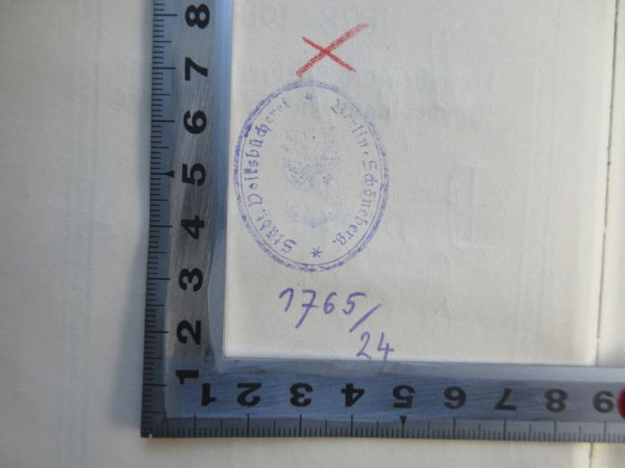 - (Städtische Volksbücherei Berlin-Schöneberg), Stempel: Berufsangabe/Titel/Branche, Nummer; 'Städt. Volksbücherei Berlin-Schöneberg 1765/25'. 
