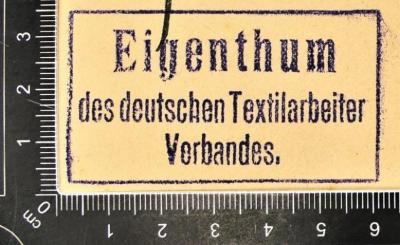 - (Deutscher Textilarbeiter-Verband), Stempel: Berufsangabe/Titel/Branche; 'Eigenthum des deutschen Textilarbeiter Verbandes.'. 