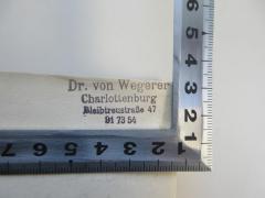 - (Wegerer, Alfred von), Stempel: Name, Ortsangabe; 'Dr. von Wegerer 
Charlottenburg 
Bleibtreustraße 47 91735'.  (Prototyp)