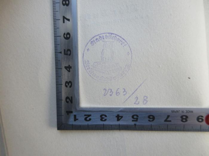 - (Stadtbücherei (Schöneberg, Berlin)), Stempel: Berufsangabe/Titel/Branche, Nummer; 'Stadtbücherei Berlin-Schöneberg 2363/28'. 
