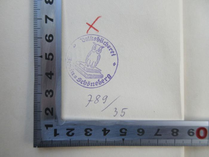 - (Volksbücherei Berlin-Schöneberg), Stempel: Berufsangabe/Titel/Branche, Nummer; 'Volksbücherei Berlin - Schöneberg 789/35'. 