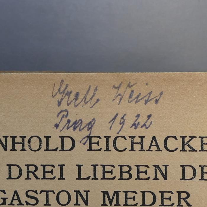 - (Weiss, Gretl), Von Hand: Exlibris, Name; 'Gretl Weiss 
Prag 1922'. 