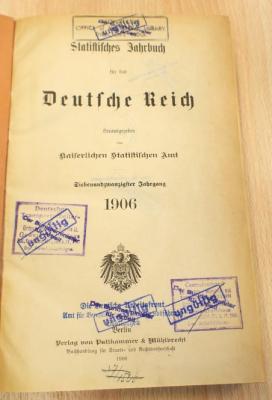 F 95a-27 (1906) : Statistisches Jahrbuch für das Deutsche Reich / Herausgegeben vom Kaiserlichen Statistischen Amt. - 27.1906. - Berlin: von Puttkammer & Mühlbrecht, 1906. XXIV, 347, 51 Seiten: Karten, Diagramme (1906)