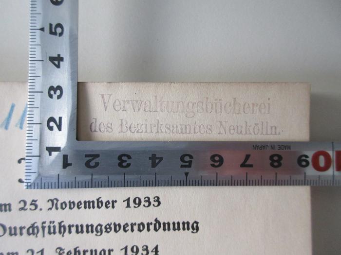 - (Bezirksamt Neukölln), Stempel: Berufsangabe/Titel/Branche; 'Verwaltungsbücherei des Bezirksamtes Neukölln'.  (Prototyp)