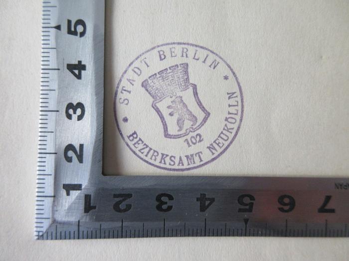 - (Bezirksamt Neukölln), Stempel: Berufsangabe/Titel/Branche; 'Stadt Berlin Bezirksamt Neukölln 102'.  (Prototyp)