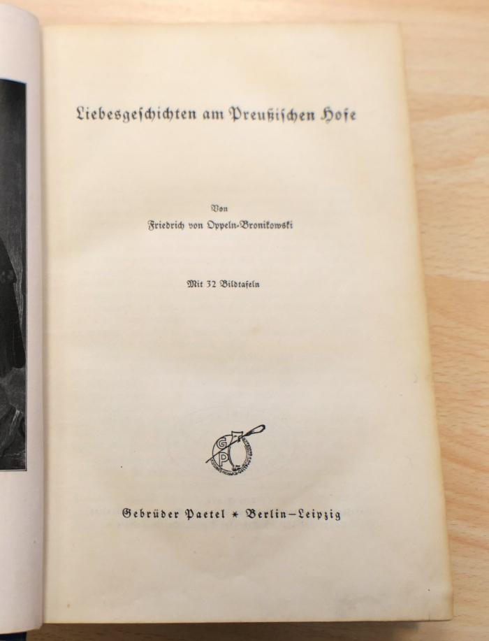 50 865 : Oppeln-Bronikowski, Friedrich von : Liebesgeschichten am Preußischen Hofe / von Friedrich von Oppeln-Bronikowski. - Berlin [u.a.] : Paetel, 1928. – VII, 290 Seiten : Illustrationen (1928)