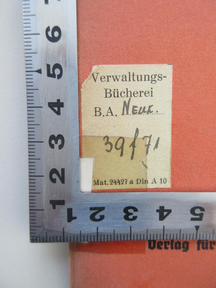 - (Bezirksamt Neukölln), Etikett: Berufsangabe/Titel/Branche, Signatur; 'Verwaltungs-Bücherei B.A. Neuk. 
39 f 71'. 