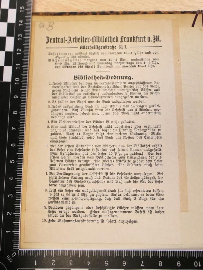 - (Zentral-Arbeiter-Bibliothek Frankfurt am Main), Etikett: Berufsangabe/Titel/Branche, Ortsangabe; 'Zentral-Arbeiter-Bibliothek Frankfurt a. M. Allerheiligenstraße 51 I. [...] Bibliothek-Ordnung. [...]'. 