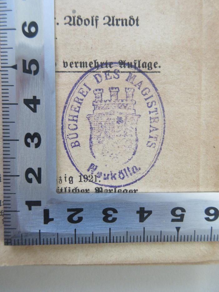 - (Bezirksamt Neukölln;Bücherei des Magistrats Neukölln), Stempel: Berufsangabe/Titel/Branche; 'Bücherei des Magistrats Neukölln'.  (Prototyp)