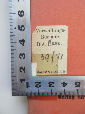 - (Bezirksamt Neukölln), Etikett: Berufsangabe/Titel/Branche, Signatur; 'Verwaltungs-Bücherei B.A. Neuk. 
39 f 71'. 