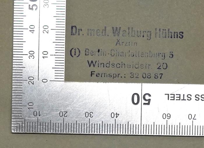 - (Hühns, Walburg;Langner, Walburg), Stempel: Name, Berufsangabe/Titel/Branche, Ortsangabe, ; 'Dr. med. Walburg Hühns Ärztin (1) Berlin-Charlottenburg 5 Windscheidstr. 20 Fernspr.: 32 08 87'. ;Da 85<3> : Volkswirtschaftslehre (1918)