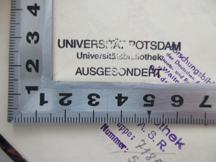- (Universitätsbibliothek Potsdam), Stempel: Berufsangabe/Titel/Branche, Ortsangabe; 'Universität Potsdam Universitätsbibliothek 
AUSGESONDERT'.  (Prototyp)