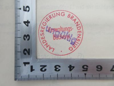 - (Landesregierung Brandenburg Verwaltungsbücherei), Stempel: Berufsangabe/Titel/Branche; 'Landesregierung Brandenburg
Verwaltungs-Bücherei'.  (Prototyp)