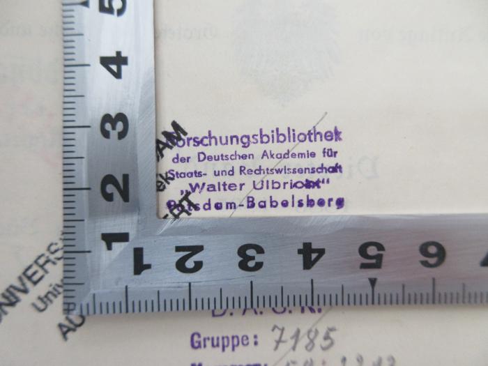 - (Forschungsbibliothek der Deutschen Akademie für Staats- und Rechtswissenschaft "Walter Ulbricht" ), Stempel: Berufsangabe/Titel/Branche, Ortsangabe; 'Forschungsbibliothek der Deutschen Akademie für Staats- und Rechtswissenschaft "Walter Ulbricht" Potsdam-Babelsberg'.  (Prototyp)