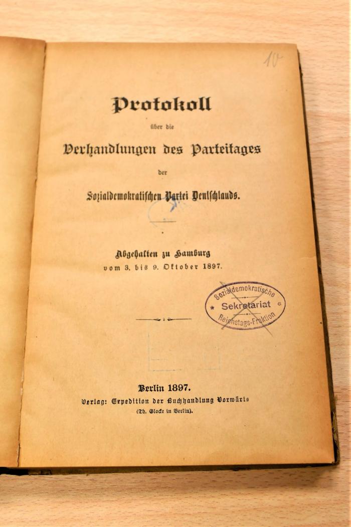 09 08 0870 : Protokoll über die Verhandlungen des Parteitages der Sozialdemokratischen Partei Deutschlands : abgehalten zu Hamburg vom 3. bis 9. Oktober 1897. - Berlin : Buchh. Vorwärts, 1897. – 231 Seiten (1897)