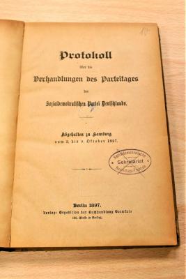 09 08 0870 : Protokoll über die Verhandlungen des Parteitages der Sozialdemokratischen Partei Deutschlands : abgehalten zu Hamburg vom 3. bis 9. Oktober 1897. - Berlin : Buchh. Vorwärts, 1897. – 231 Seiten (1897)